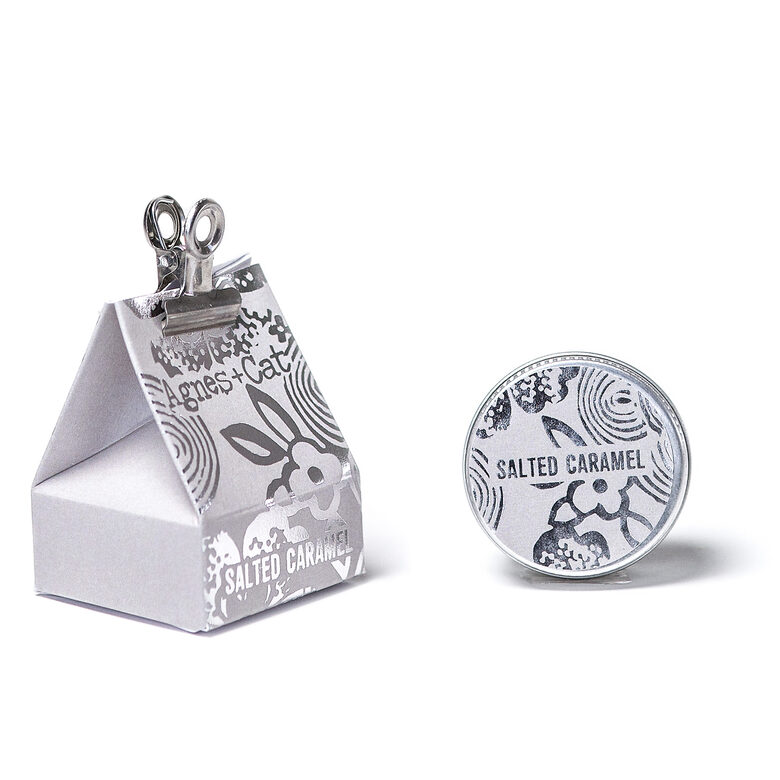 Mitrinošs vegānisks lūpu balzams "Sāļā karamele" (20 g)